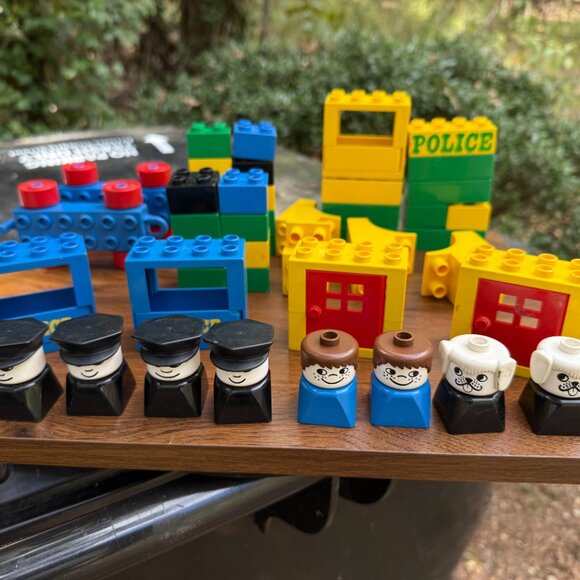 1977 LEGO Duplo Original 43-PC bundle w/ 8 Minifigs - Picture 3 of 8